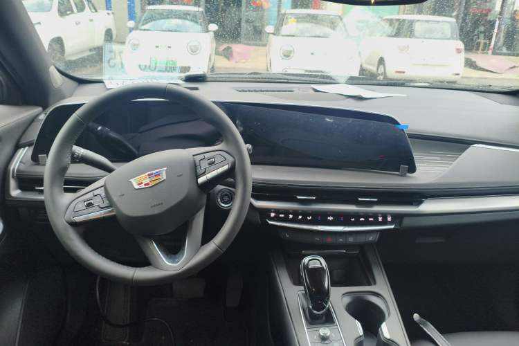 Used Cadillac XT4 2024 28T Two-Wheel-Drive Luxury Version Center Console