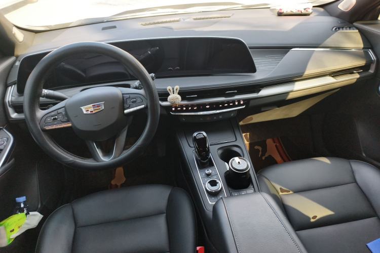 Used Cadillac XT4 2024 28T Two-Wheel-Drive Luxury Version Center Console
