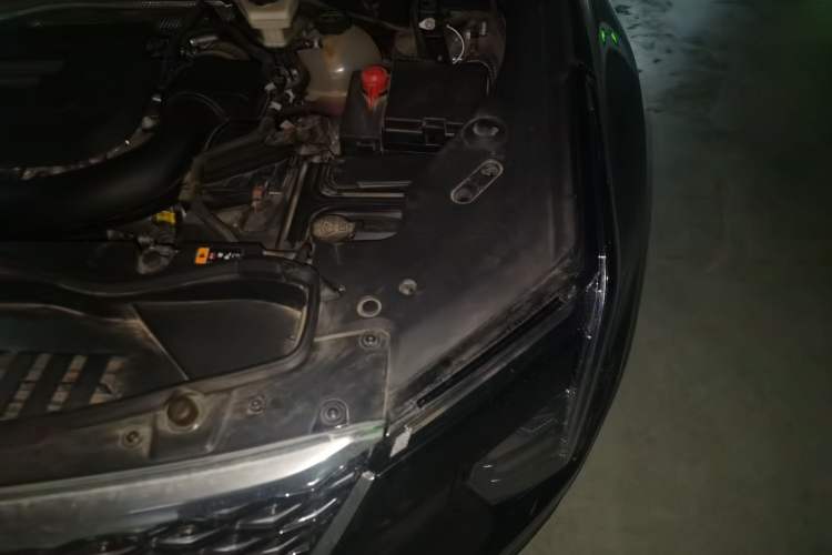 Used Cadillac XT4 2024 28T Two-Wheel-Drive Luxury Version Engine Bay Left