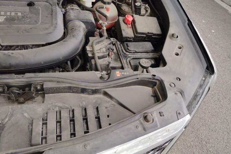 Used Cadillac XT4 2024 28T Two-Wheel-Drive Luxury Version Engine Bay Left