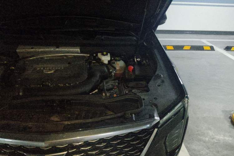 Used Cadillac XT4 2024 28T Two-Wheel-Drive Luxury Version Engine Bay Left