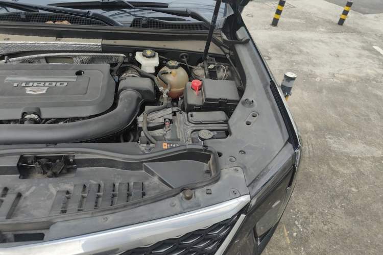 Used Cadillac XT4 2024 28T Two-Wheel-Drive Luxury Version Engine Bay Left
