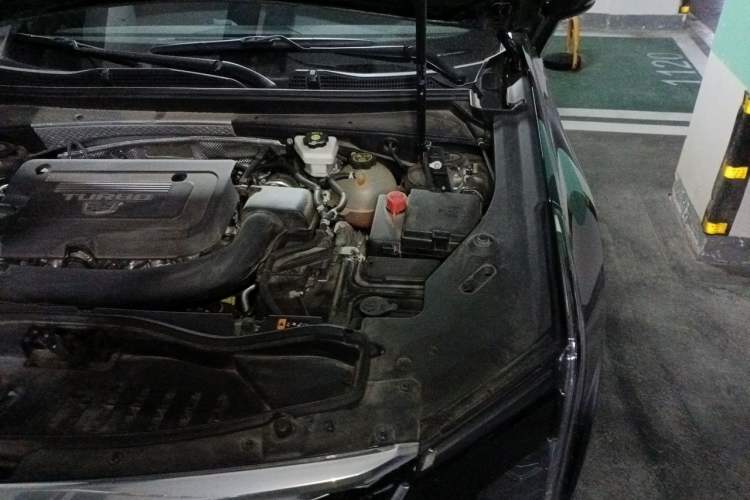 Used Cadillac XT4 2024 28T Two-Wheel-Drive Luxury Version Engine Bay Left