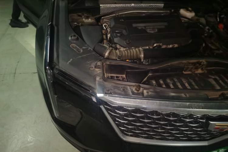 Used Cadillac XT4 2024 28T Two-Wheel-Drive Luxury Version Engine Bay Right
