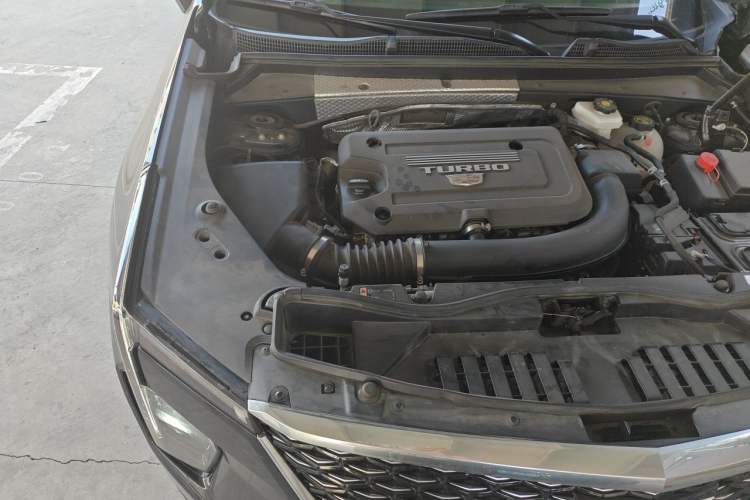 Used Cadillac XT4 2024 28T Two-Wheel-Drive Luxury Version Engine Bay Right