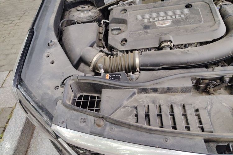 Used Cadillac XT4 2024 28T Two-Wheel-Drive Luxury Version Engine Bay Right