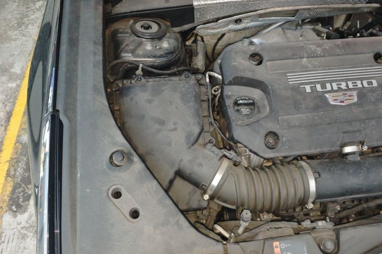 Used Cadillac XT4 2024 28T Two-Wheel-Drive Luxury Version Engine Bay Right