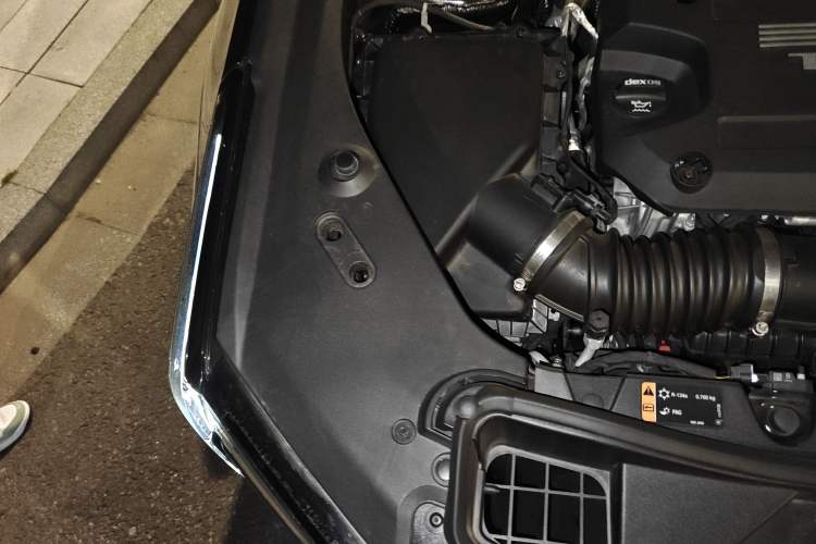 Used Cadillac XT4 2024 28T Two-Wheel-Drive Prestige Version Engine Bay Right