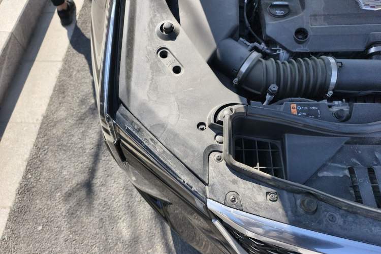 Used Cadillac XT4 2024 28T Two-Wheel-Drive Luxury Version Engine Bay Right