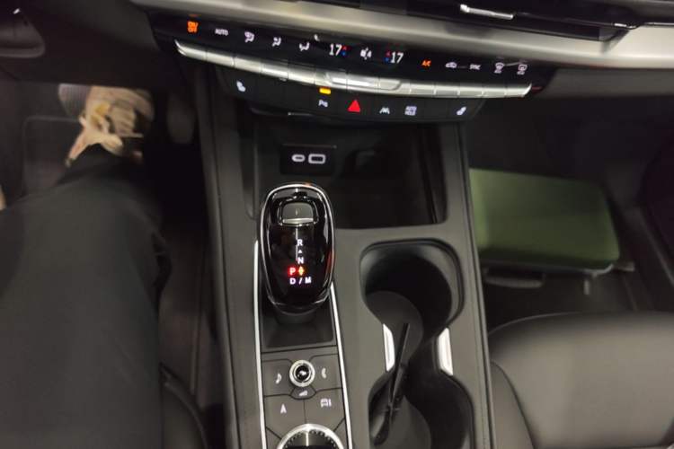 Used Cadillac XT4 2024 28T Two-Wheel-Drive Luxury Version Gear Lever
