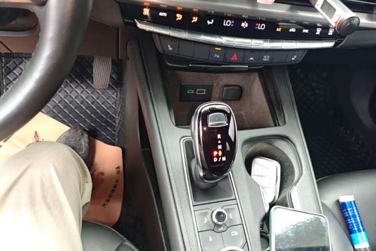 Used Cadillac XT4 2024 28T Two-Wheel-Drive Luxury Version Gear Lever