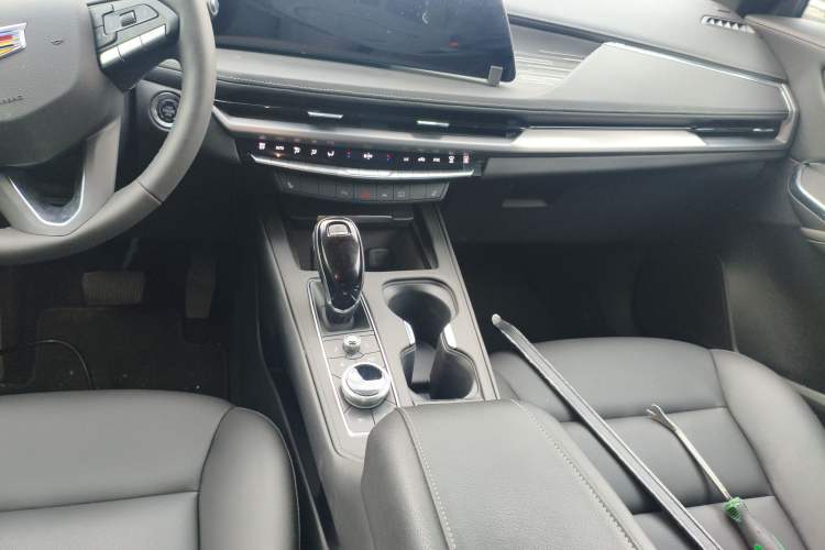 Used Cadillac XT4 2024 28T Two-Wheel-Drive Luxury Version Gear Lever