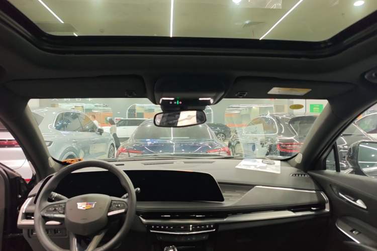 Used Cadillac XT4 2024 28T Two-Wheel-Drive Luxury Version Headliner