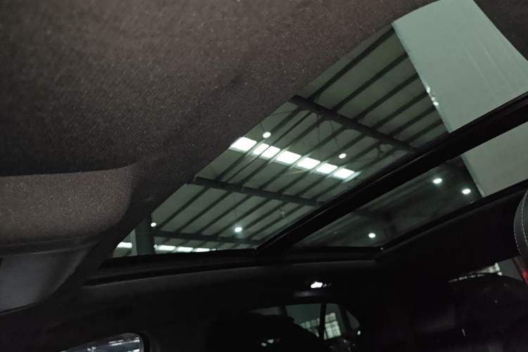 Used Cadillac XT4 2024 28T Two-Wheel-Drive Luxury Version Headliner