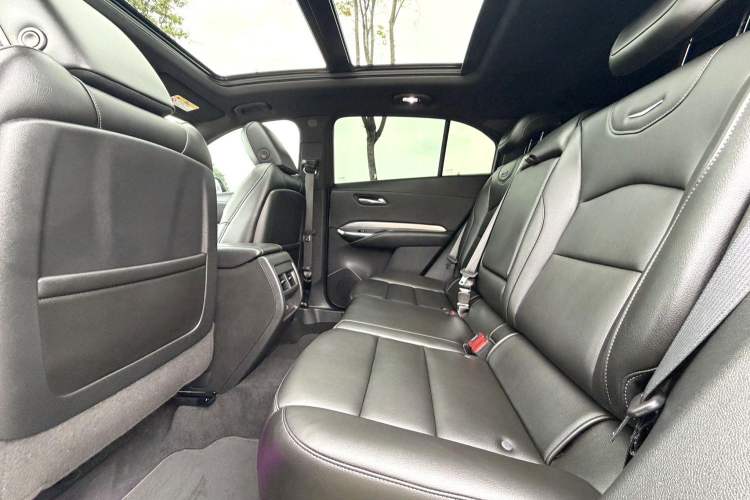 Used Cadillac XT4 2024 28T Two-Wheel-Drive Luxury Version Interior 2