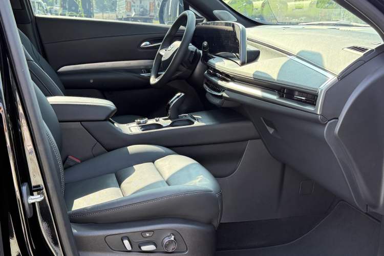 Used Cadillac XT4 2024 28T Two-Wheel-Drive Prestige Version Interior 3