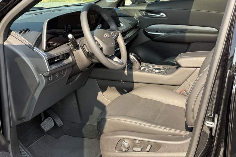 Used Cadillac XT4 2024 28T Two-Wheel-Drive Prestige Version Interior 4