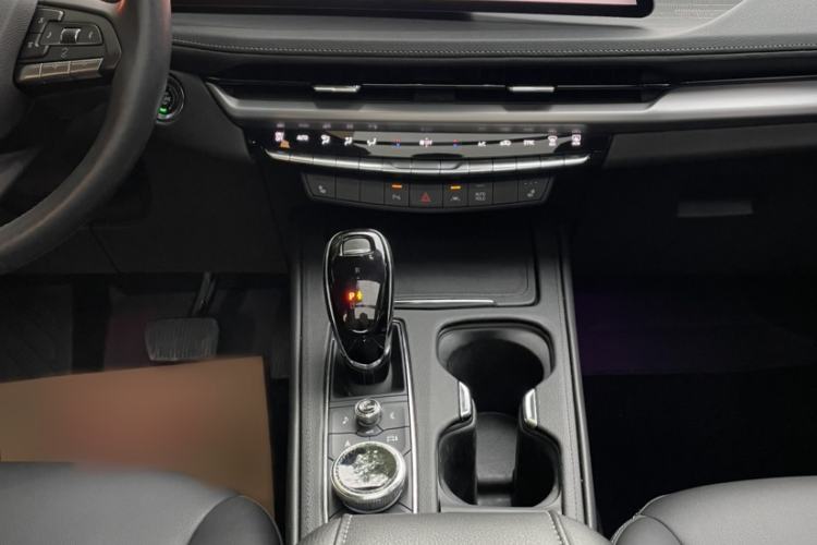 Used Cadillac XT4 2024 28T Two-Wheel-Drive Luxury Version Interior 6