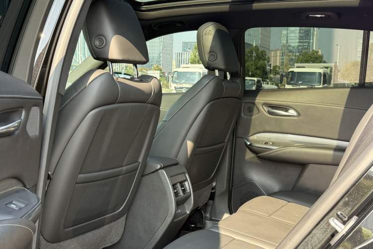 Used Cadillac XT4 2024 28T Two-Wheel-Drive Prestige Version Interior 6