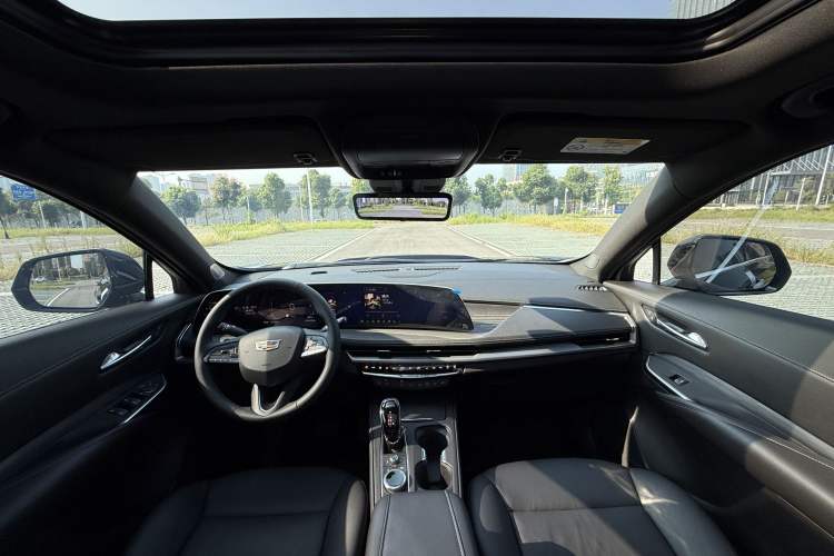 Used Cadillac XT4 2024 28T Two-Wheel-Drive Prestige Version Interior 8