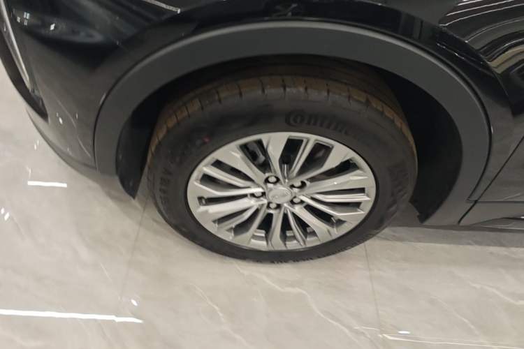 Used Cadillac XT4 2024 28T Two-Wheel-Drive Luxury Version Left Front Wheel Hub
