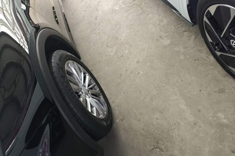 Used Cadillac XT4 2024 28T Two-Wheel-Drive Luxury Version Left Front Wheel Hub