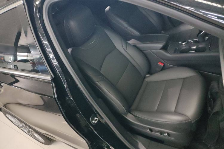 Used Cadillac XT4 2024 28T Two-Wheel-Drive Prestige Version Right Front Seat