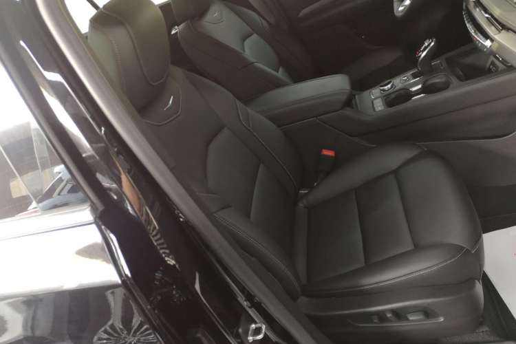 Used Cadillac XT4 2024 28T Two-Wheel-Drive Luxury Version Right Front Seat