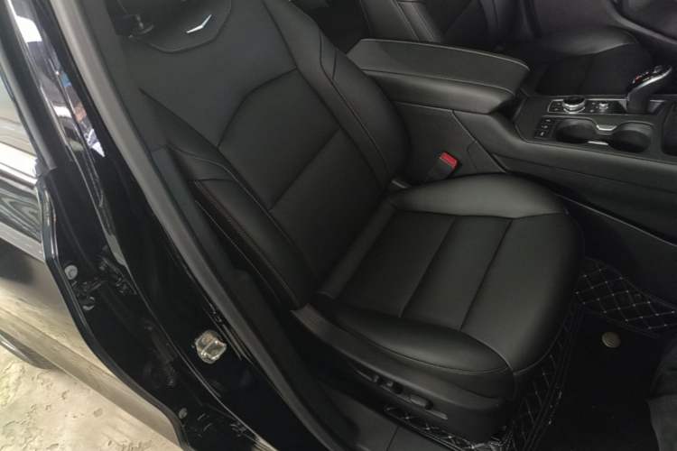 Used Cadillac XT4 2024 28T Two-Wheel-Drive Luxury Version Right Front Seat