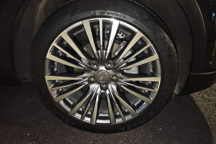 Used Cadillac XT4 2024 28T Two-Wheel-Drive Prestige Version Right Front Wheel Hub