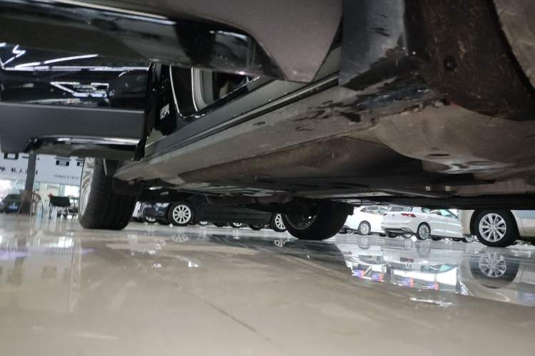 Used Cadillac XT4 2024 28T Two-Wheel-Drive Prestige Version Right Side Sill