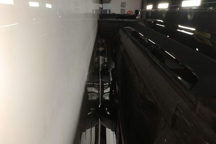Used Cadillac XT4 2024 28T Two-Wheel-Drive Prestige Version Right Side Sill