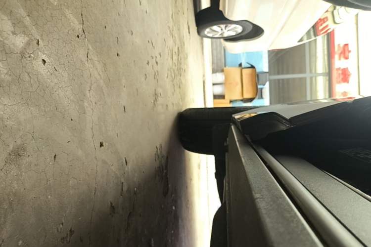 Used Cadillac XT4 2024 28T Two-Wheel-Drive Luxury Version Right Side Sill