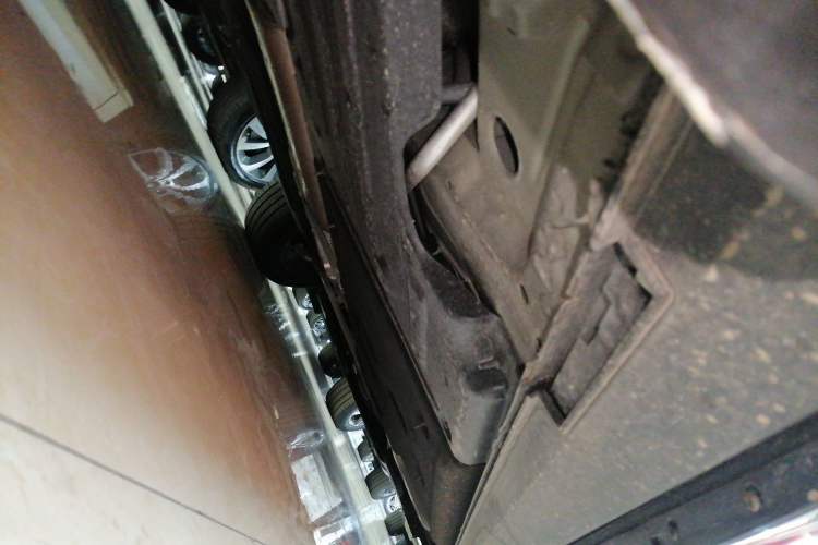 Used Cadillac XT4 2024 28T Two-Wheel-Drive Luxury Version Right Side Sill