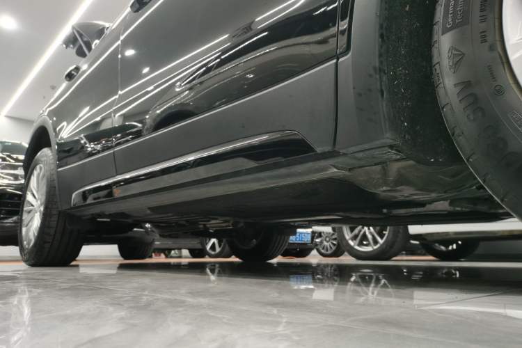 Used Cadillac XT4 2024 28T Two-Wheel-Drive Luxury Version Right Side Sill