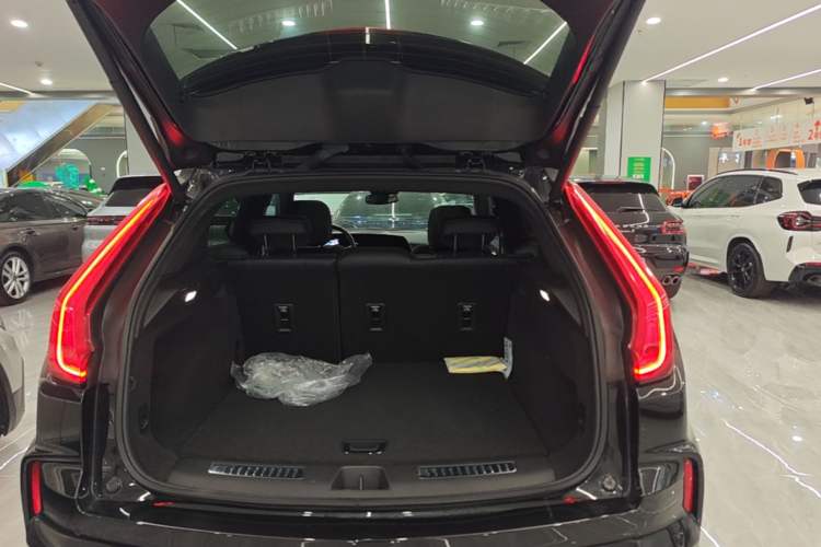 Used Cadillac XT4 2024 28T Two-Wheel-Drive Luxury Version Trunk