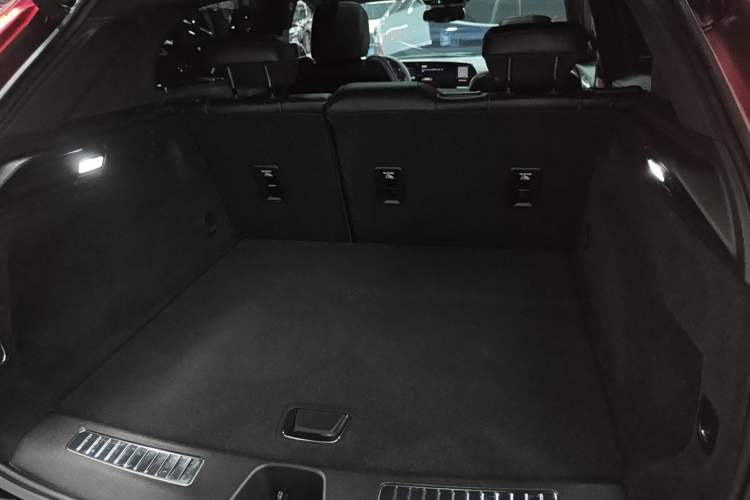 Used Cadillac XT4 2024 28T Two-Wheel-Drive Luxury Version Trunk