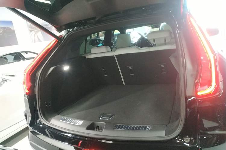 Used Cadillac XT4 2024 28T Two-Wheel-Drive Prestige Version Trunk