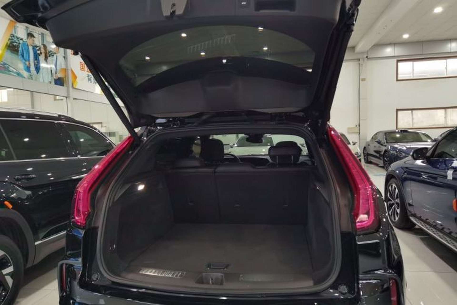 Used Cadillac XT4 2024 28T Two-Wheel-Drive Luxury Version Trunk