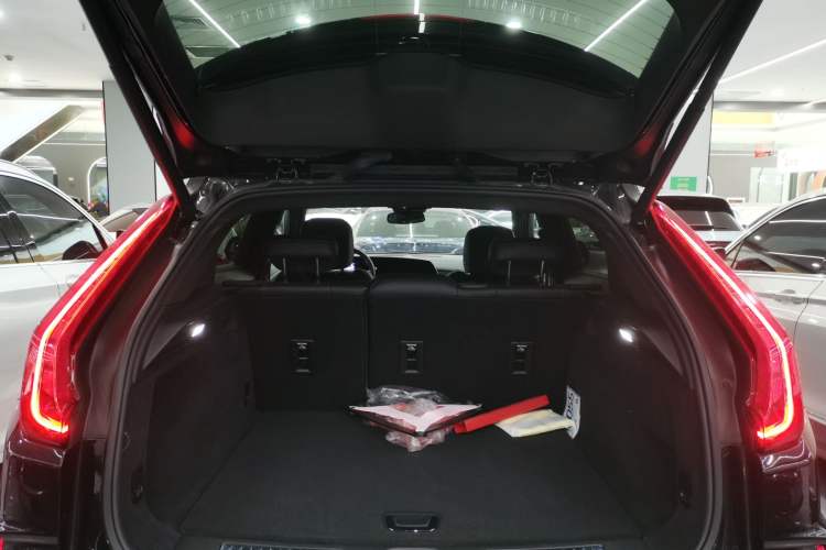 Used Cadillac XT4 2024 28T Two-Wheel-Drive Luxury Version Trunk