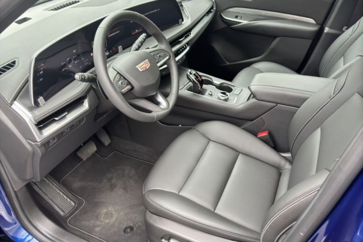 Used Cadillac XT4 2024 28T Two-Wheel-Drive Luxury Version Interior 3