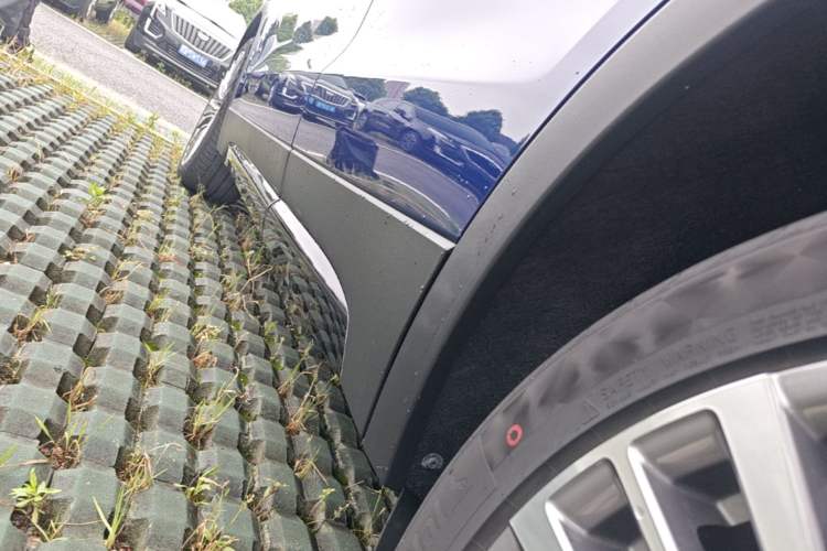 Used Cadillac XT4 2024 28T Two-Wheel-Drive Prestige Version Left Side Sill