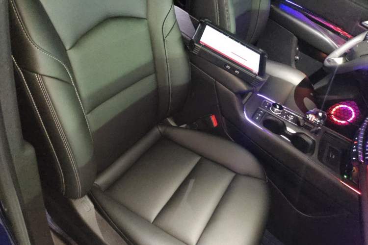 Used Cadillac XT4 2024 28T Two-Wheel-Drive Luxury Version Right Front Seat