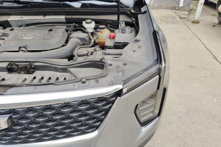 Used Cadillac XT4 2024 28T Two-Wheel-Drive Luxury Version Engine Bay Left