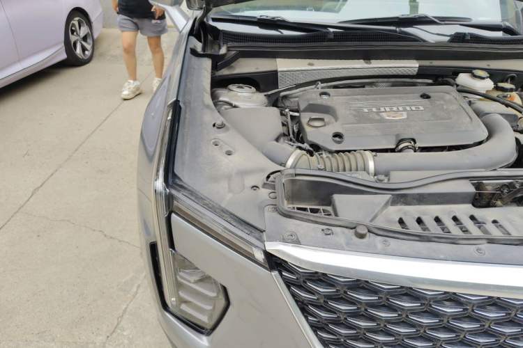 Used Cadillac XT4 2024 28T Two-Wheel-Drive Luxury Version Engine Bay Right