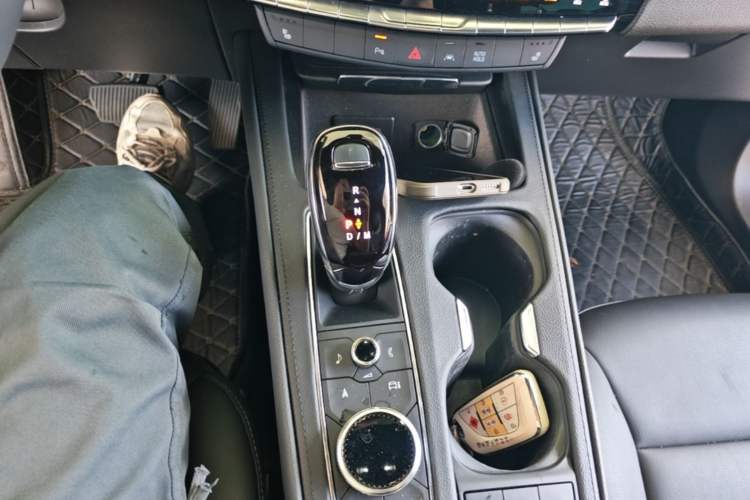 Used Cadillac XT4 2024 28T Two-Wheel-Drive Luxury Version Gear Lever