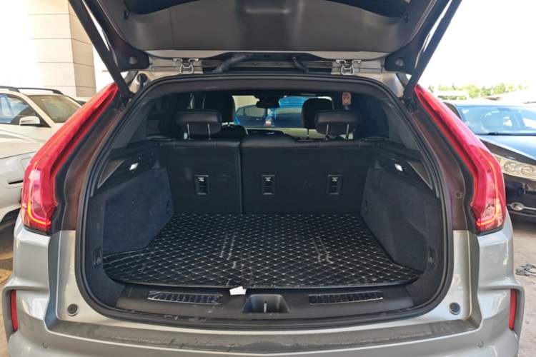Used Cadillac XT4 2024 28T Two-Wheel-Drive Luxury Version Trunk