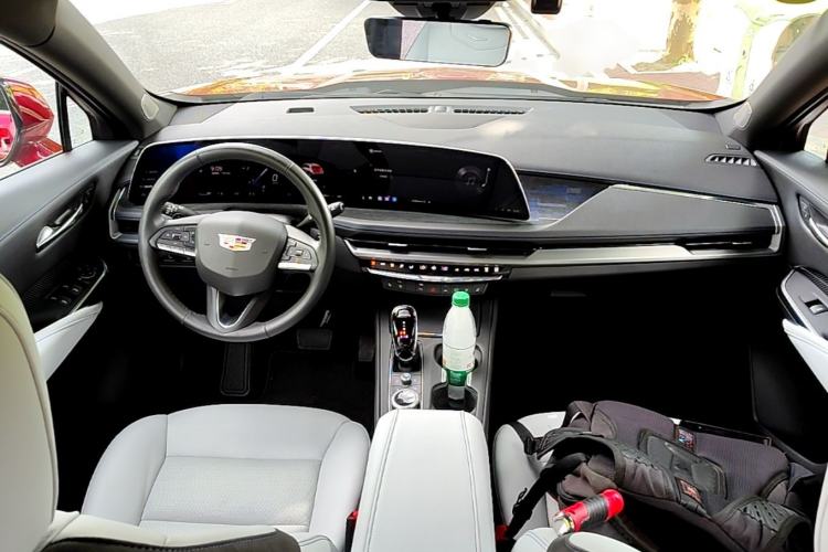 Used Cadillac XT4 2024 28T Two-Wheel-Drive Luxury Version Center Console