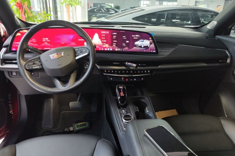Used Cadillac XT4 2024 28T Two-Wheel-Drive Luxury Version Center Console