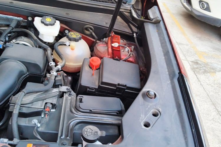 Used Cadillac XT4 2024 28T Four-Wheel Drive Luxury Version Engine Bay Left